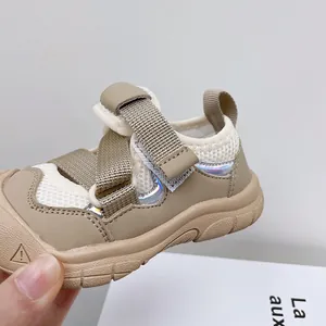 Zapatos deportivos transpirables caqui para niños con paneles de malla y velcro.