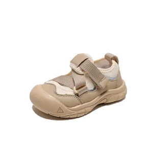 Sandalias deportivas beige transpirables para niños con malla y puntera protectora