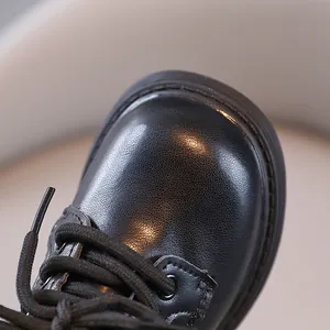 Close-up van zwarte leren kinderschoenen in Britse stijl met gedetailleerde textuur