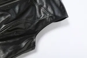Detalle de primer plano del chaleco sexy de cuero PU negro con costuras y textura suave