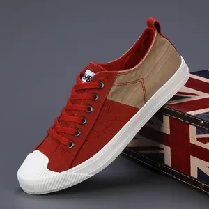 Baskets classiques pour hommes en toile rouge et kaki avec bout en caoutchouc.