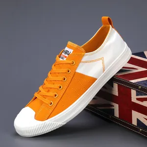 Baskets en toile orange et blanc pour hommes, style décontracté idéal pour l'automne.