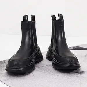 Eleganti stivali Chelsea in pelle nera da uomo con suole spesse in gomma testurizzata