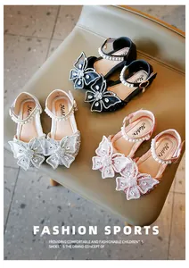 Gros plan du nœud en strass étincelant et des brides perlées sur chaussures de princesse