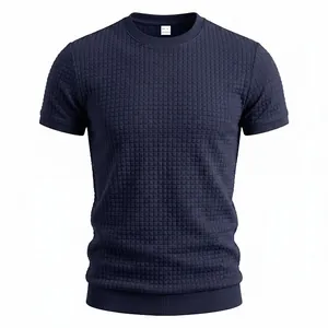 Detailansicht des dunkelblauen Kurzarm-T-Shirts mit strukturiertem Karomuster und Rundhals