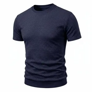 Detailansicht eines dunkelblauen T-Shirts mit Waffelstrick und klassischem Rundhals