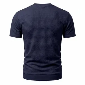 Rückansicht eines dunkelblauen T-Shirts mit strukturiertem Jacquard-Waffelmuster-Detail.