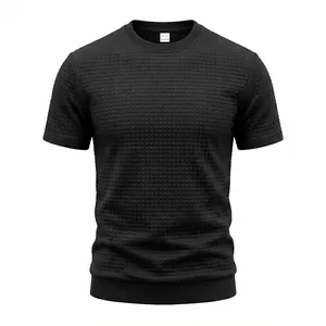 Detailansicht des schwarzen Herren-T-Shirts mit Jacquard-Karomuster und Rundhalsausschnitt