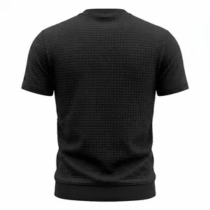 Rückansicht eines schwarzen Herren-T-Shirts mit quadratischer Jacquard-Struktur.