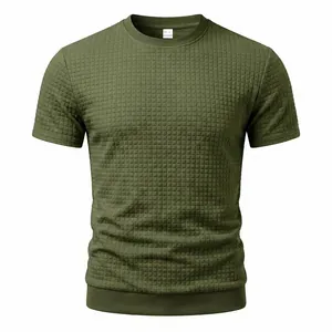 Detailansicht eines olivgrünen Waffelstrick-T-Shirts mit Karomuster und Rundhalsausschnitt.