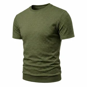 Detailansicht der olivgrünen Waffelstrickstruktur eines kurzärmeligen T-Shirts mit Rundhals