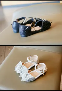 Vue détaillée des chaussures de danse princesse pour filles avec nœuds en strass et perles