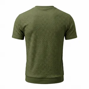 Rückansicht eines grünen Kurzarm-T-Shirts mit Waffelstrick und Karomuster-Struktur
