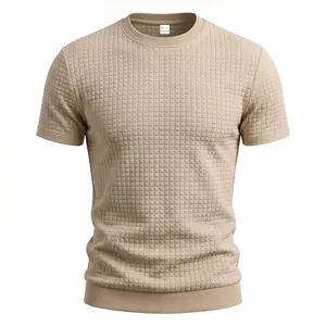 Detailansicht der khakifarbenen Waffelstrick-Struktur bei diesem Herren-Kurzarm-T-Shirt