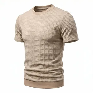 Nahaufnahme eines khakifarbenen T-Shirts mit einer detaillierten Jacquard-Waffelstruktur.