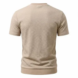 Detailansicht der Rückseite eines khakifarbenen Waffelstrick-T-Shirts für Herren