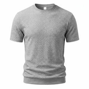 Detailansicht der feinen karierten Jacquard-Struktur dieses grauen T-Shirts mit Rundhals.
