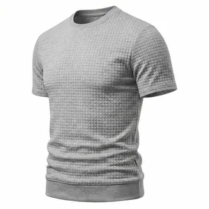 Nahaufnahme eines grauen Kurzarm-T-Shirts mit markantem Waffelstruktur-Jacquard-Muster