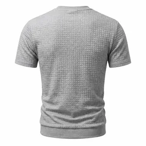 Detaillierte Rückansicht eines grauen Herren-T-Shirts mit karierter Jacquard-Textur