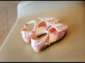 Vue détaillée de chaussures de cristal roses pour filles avec nœuds et perles
