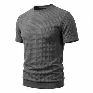 Detailaufnahme eines grauen T-Shirts mit strukturiertem Waffelmuster
