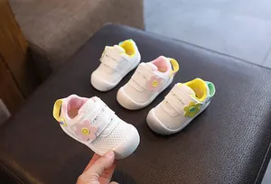 Zapatos de malla transpirable para bebés niñas con flores y cierre de velcro