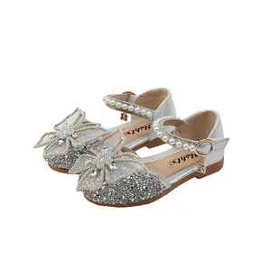 Chaussures de princesse argentées avec nœuds papillon, perles et détails de strass