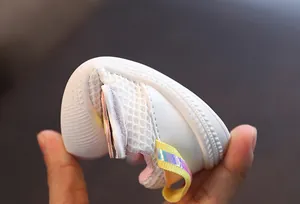 Primer plano que muestra la suela suave y flexible de zapatos de malla para bebés