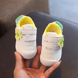 Zapatos de malla blanca transpirable para bebés niñas con lindas flores amarillas
