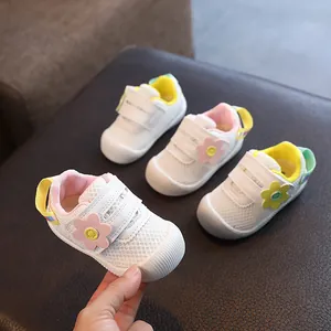 Zapatos de malla transpirable para bebés con suela blanda y detalles de flores rosas
