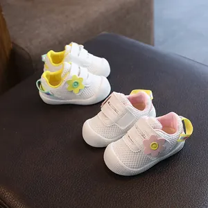 Zapatos de malla transpirable para bebé niña con suela blanda antideslizante y flor.