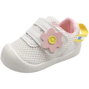 Zapatos de malla transpirables para bebé niña con flor rosa y suela blanda antideslizante
