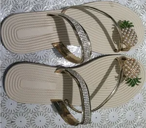 Vista dettagliata di sandali piatti minimalisti con decorazione ananas in strass lucidi