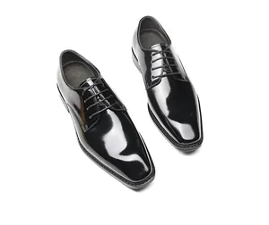 Hoogwaardig detail van glanzende zwarte heren Oxford-schoenen gemaakt van echt leer