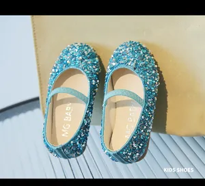Funkelnde hellblaue Prinzessinnenschuhe mit Strasssteinen und elastischem Riemenband