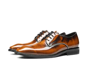 Detailweergave van gepolijst bruin en zwart patina op herenleren Oxford-schoenen.