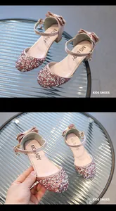 Vista dettagliata delle scarpe da principessa rosa con paillettes e fiocco per bimbe.