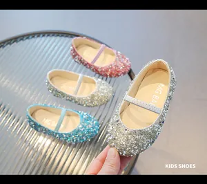 Nahaufnahme von funkelnden Strass-Prinzessinnenschuhen für Mädchen in mehreren Farben