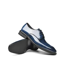 Gedetailleerd zijaanzicht van glanzende blauwe leren oxford herenschoenen voor pakken