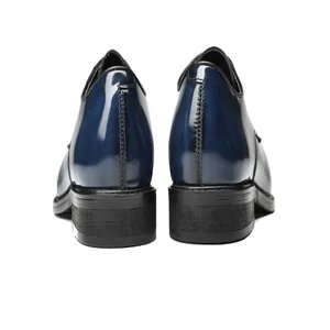 Gedetailleerd achteraanzicht van luxe handgepolijste blauwe Oxford herenschoenen