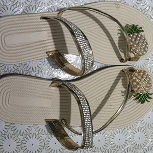 Eleganti sandali piatti dorati da donna con cinturini in strass e pendente ananas perle