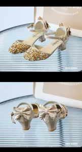 Dettaglio scarpe da principessa dorate con glitter per bambine e grande fiocco sul retro