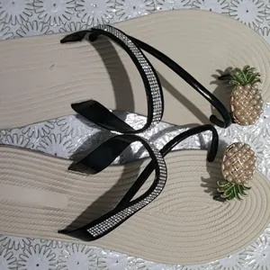Sandali piatti estivi con cinturini in strass e decorazione a forma di ananas con perle eleganti