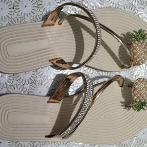 Sandali bassi da donna con cinturini in strass e ciondolo a forma di ananas con perle per la spiaggia