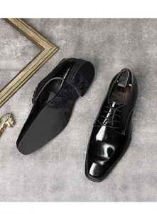 Bovenaanzicht van glanzende zwarte lederen Oxford schoenen met zool en textuur