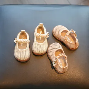 Zapatos de princesa de flyknit transpirable para niñas con detalles de correas trenzadas.