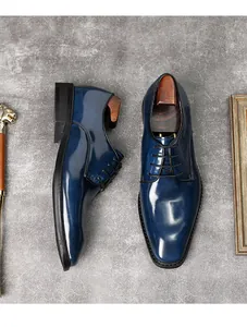 Gedetailleerd overzicht van glanzend blauwe rundleer formele Oxford schoenen stijl