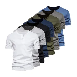 Detailansicht der schmal geschnittenen Herren-Henley-T-Shirts in verschiedenen Farben