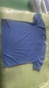 Flachbild-Ansicht eines klassischen einfarbig blauen Kurzarm-Henley-T-Shirts für Herren
