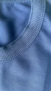 Hochwertige Nahaufnahme des dunkelblauen Rundhalsausschnitts mit Rippenstrick-Textur